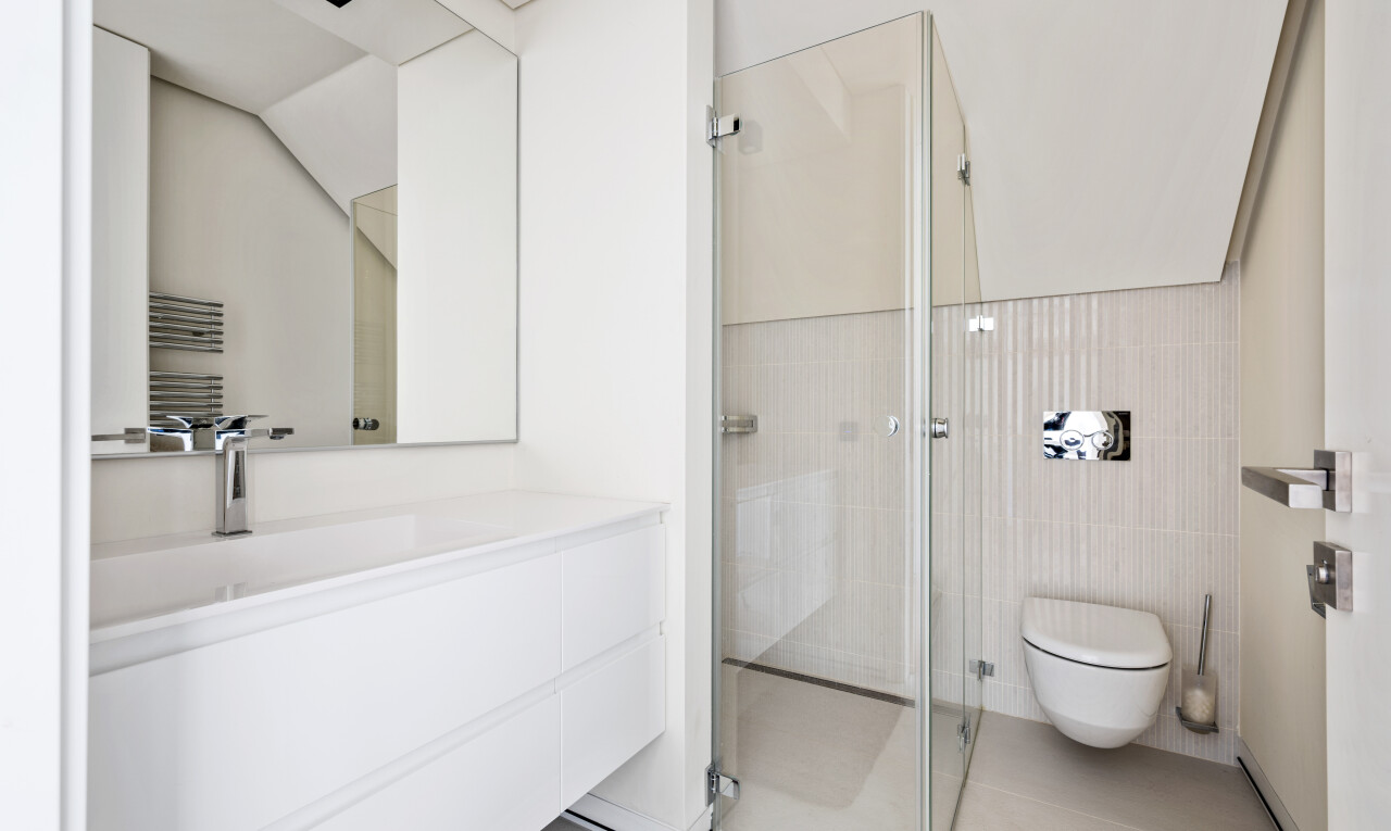 salle de bains avec douche, lavabo (ou coiffeuse selon le contexte), salle de bain complète, light floor, et inside property