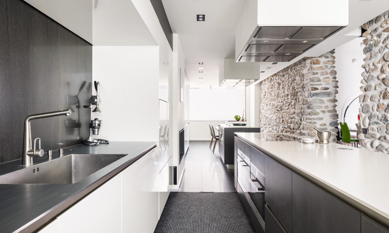 cuisine avec évier, flat panel cabinets, armoires à panneau plat, inside community, et four