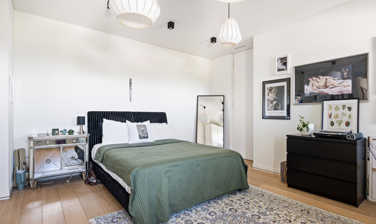 chambre avec wood finish floor, sol en finition bois, drywall, cloison sèche, et inside property