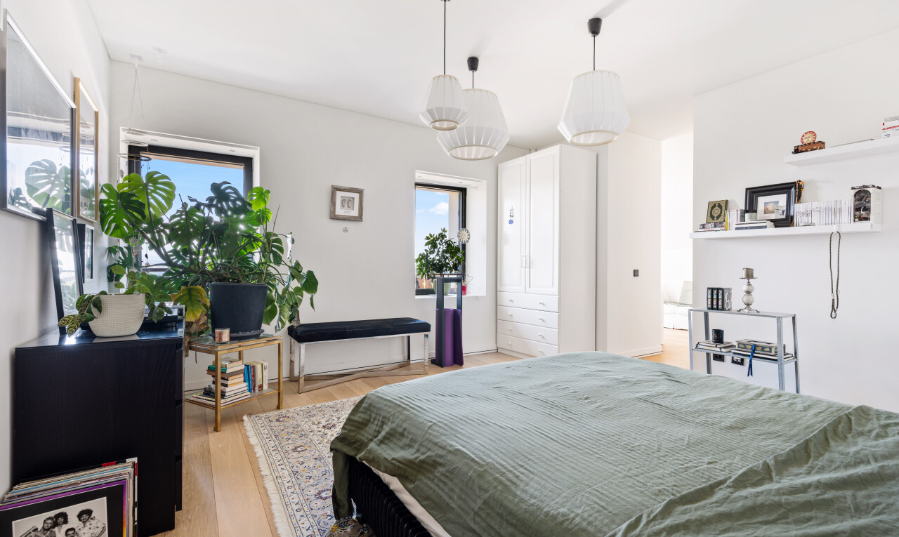 chambre avec inside property, wood finish floor, sol en finition bois, drywall, et cloison sèche