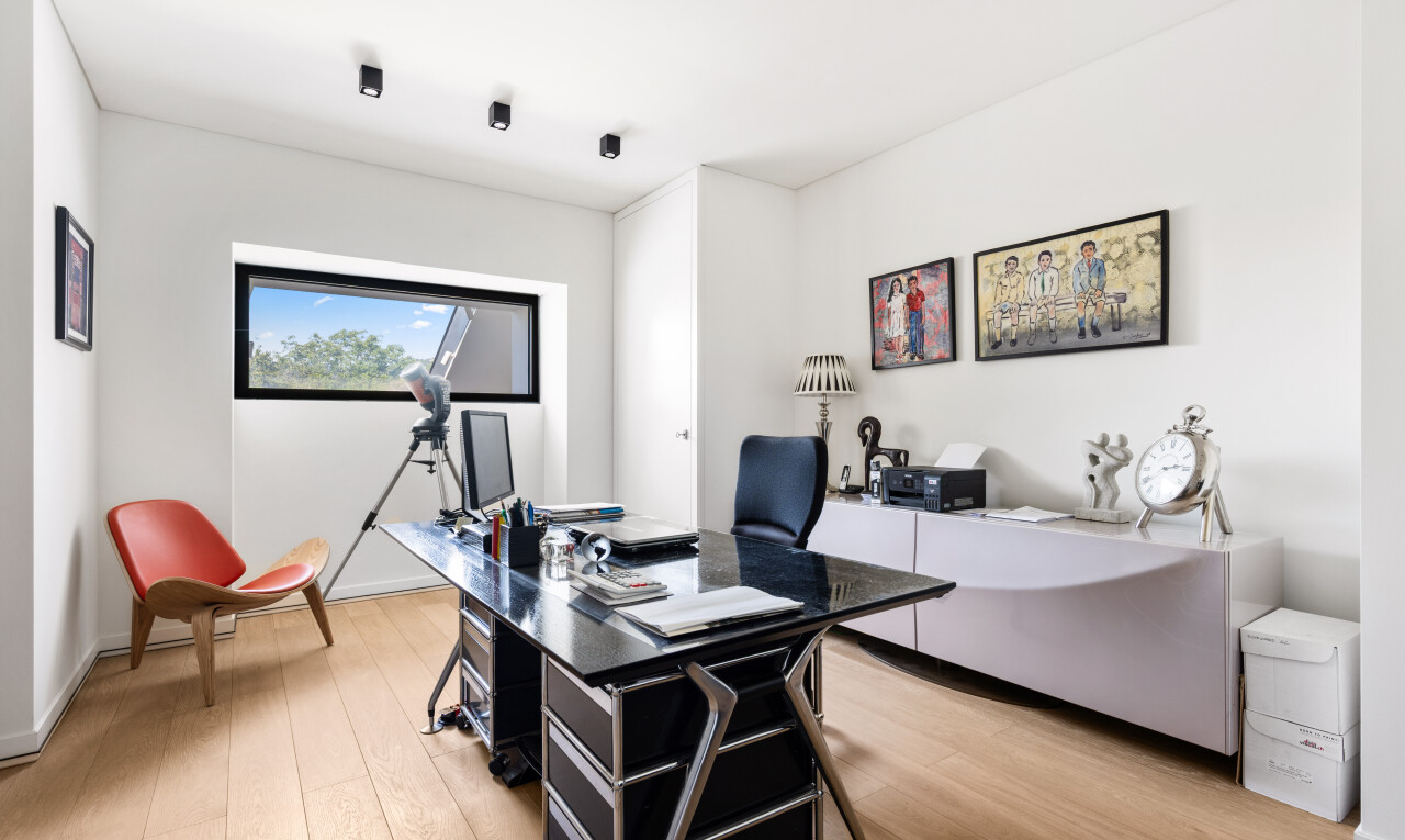 bureau avec espace bureau, sol en finition bois, wood finish floor, cloison sèche, et drywall