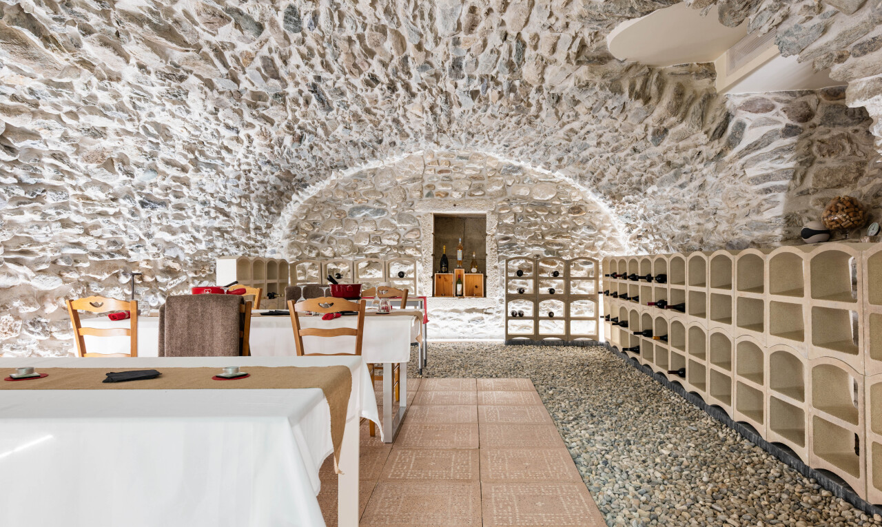 espace intérieur avec mur en pierre, stone wall, moquette, et carpet