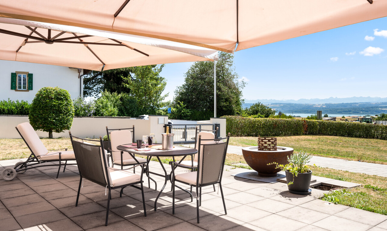 terrasse avec from property, coin repas extérieur, terrasse, et day time