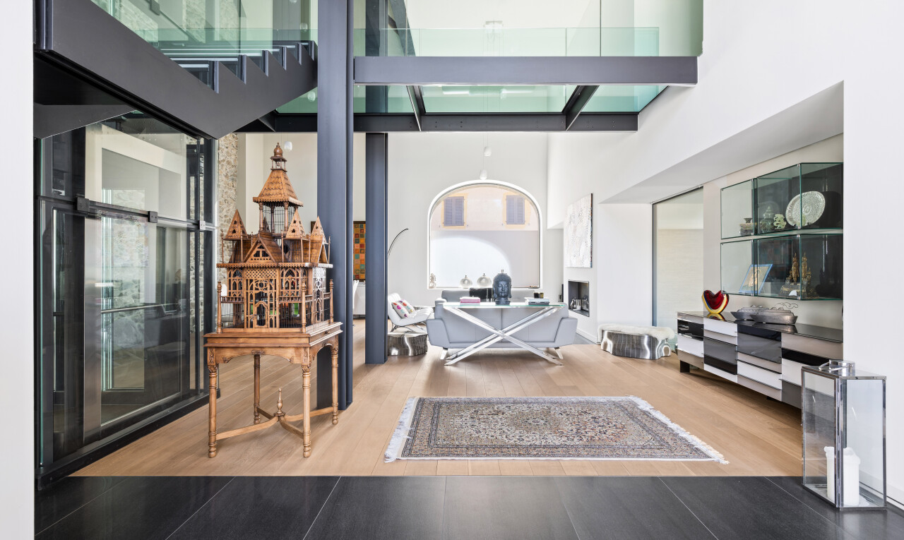 salon avec inside property, wood finish floor, sol en finition bois, drywall, et cloison sèche