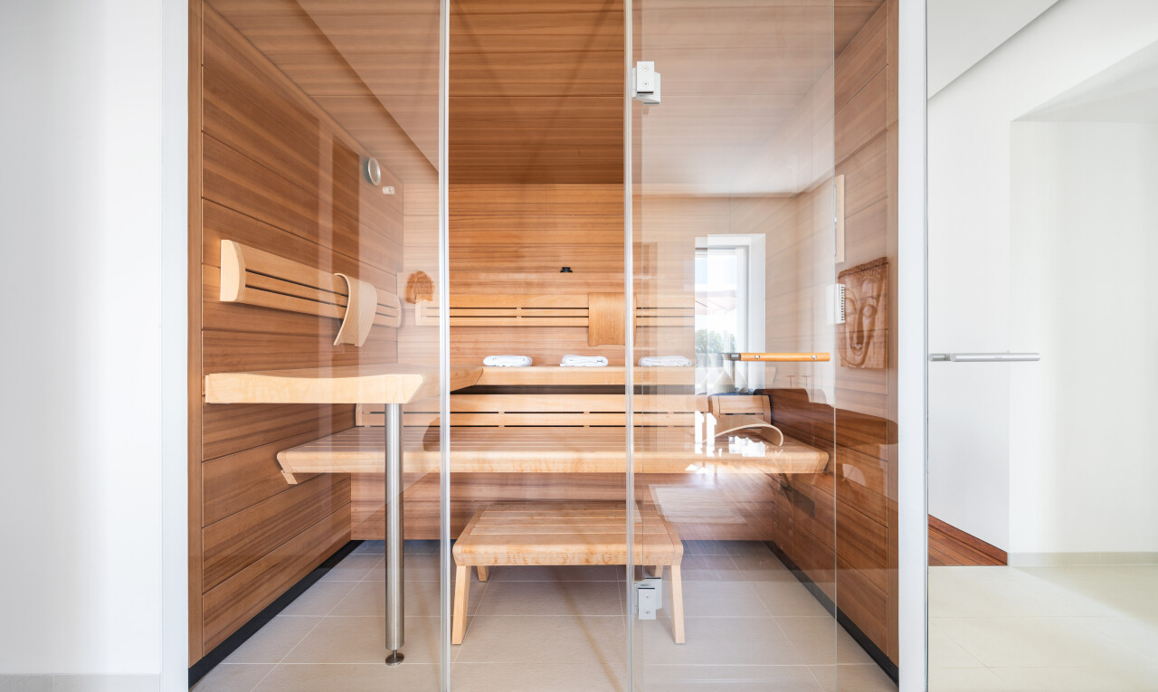 salle de bains avec sauna, inside property, tile floor, sol en carrelage, et light floor