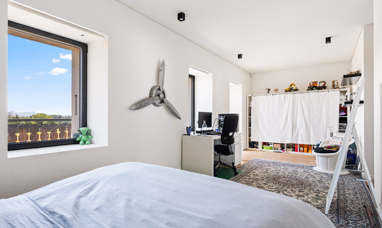 chambre avec inside property, cloison sèche, drywall, lumière naturelle, et natural light