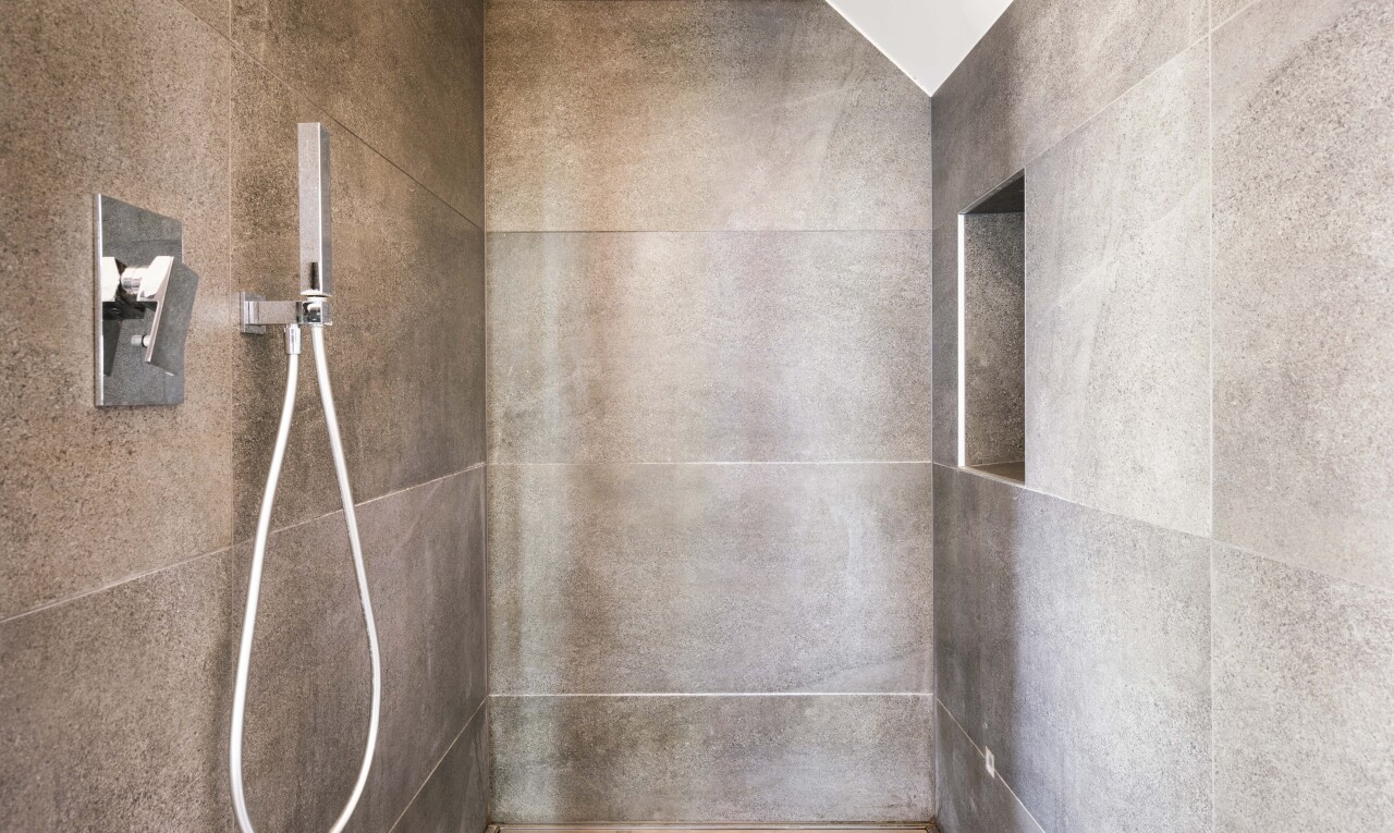 détails avec douche, bathroom, wall, et interior