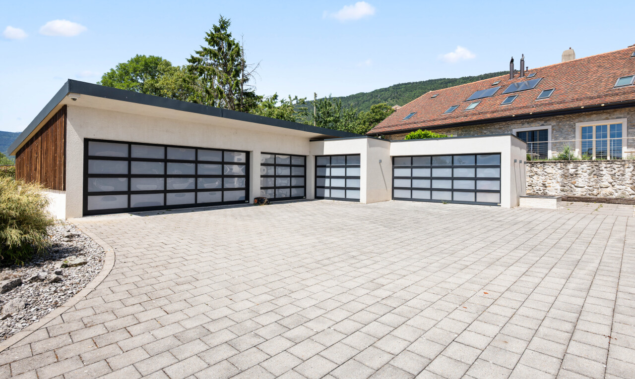 terrasse avec property visible, day time, allée, et garage