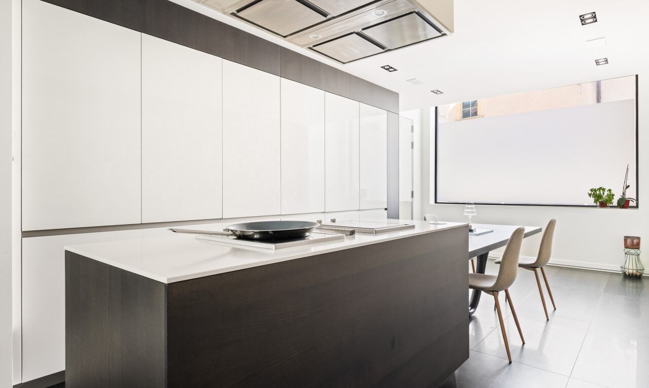 cuisine avec hotte, armoires à panneau plat, flat panel cabinets, armoires brun foncé, et dark brown cabinets