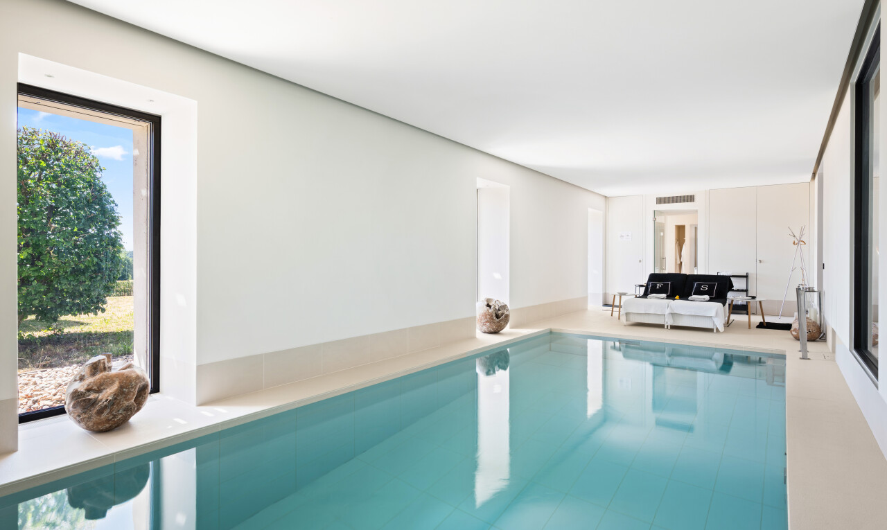piscine avec inside property, véranda, et day time