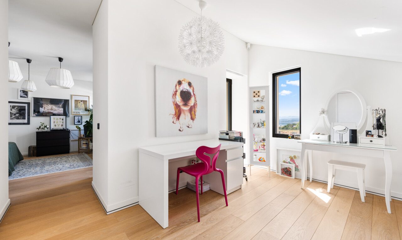 bureau avec wood finish floor, sol en finition bois, lustre remarquable, drywall, et cloison sèche