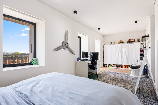 chambre avec inside property, cloison sèche, drywall, lumière naturelle, et natural light