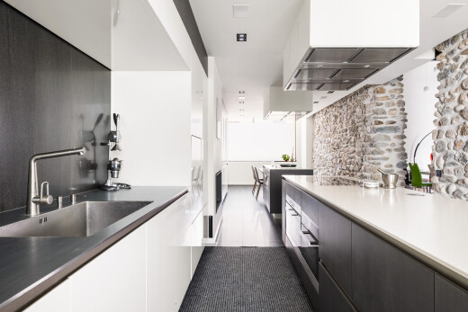 cuisine avec évier, flat panel cabinets, armoires à panneau plat, inside community, et four