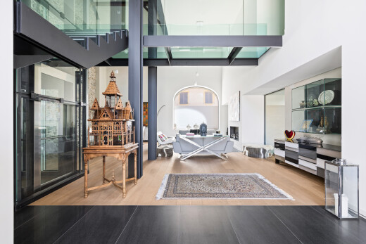 salon avec inside property, wood finish floor, sol en finition bois, drywall, et cloison sèche