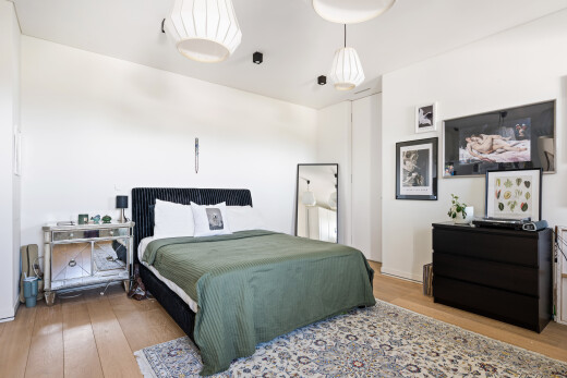 chambre avec wood finish floor, sol en finition bois, drywall, cloison sèche, et inside property