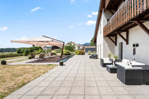 terrasse avec terrasse, piscine, day time, espace de vie extérieur, et balcon