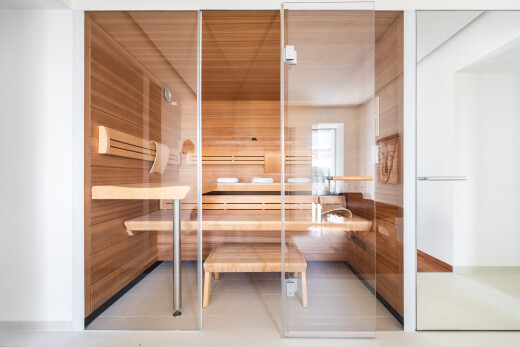 salle de bains avec sauna, inside property, tile floor, sol en carrelage, et light floor