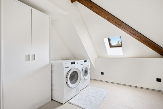 buanderie avec puits de lumière, light floor, cloison sèche, drywall, et inside property