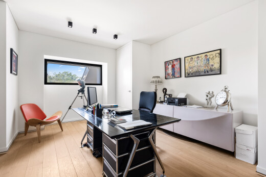 bureau avec espace bureau, sol en finition bois, wood finish floor, cloison sèche, et drywall