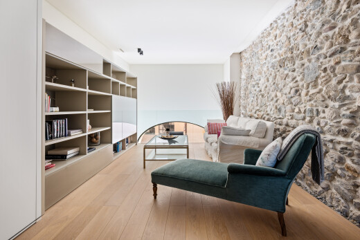 salon avec wood finish floor, sol en finition bois, inside property, drywall, et cloison sèche