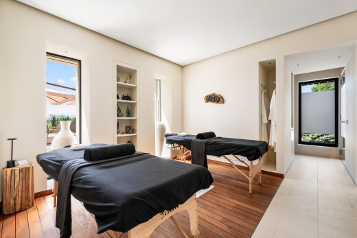chambre avec sol en finition bois, wood finish floor, lumière naturelle, natural light, et day time