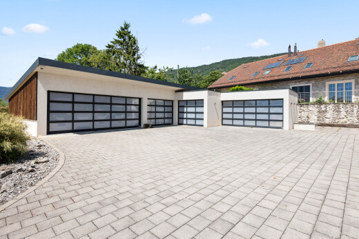 terrasse avec property visible, day time, allée, et garage