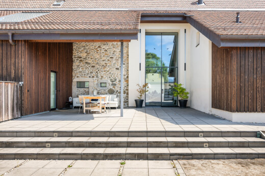 terrasse avec terrasse, property visible, et coin repas extérieur