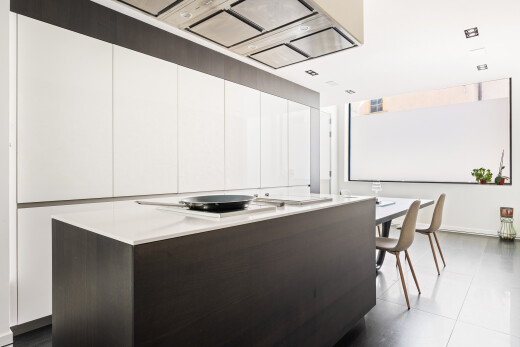 cuisine avec hotte, armoires à panneau plat, flat panel cabinets, armoires brun foncé, et dark brown cabinets