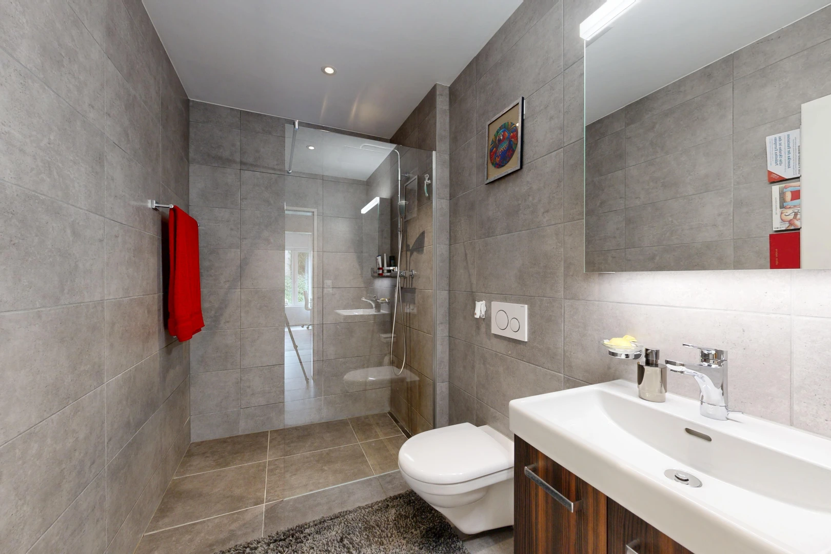 bad mit dusche, komplettes badezimmer, spiegel, schminktisch, und waschbecken