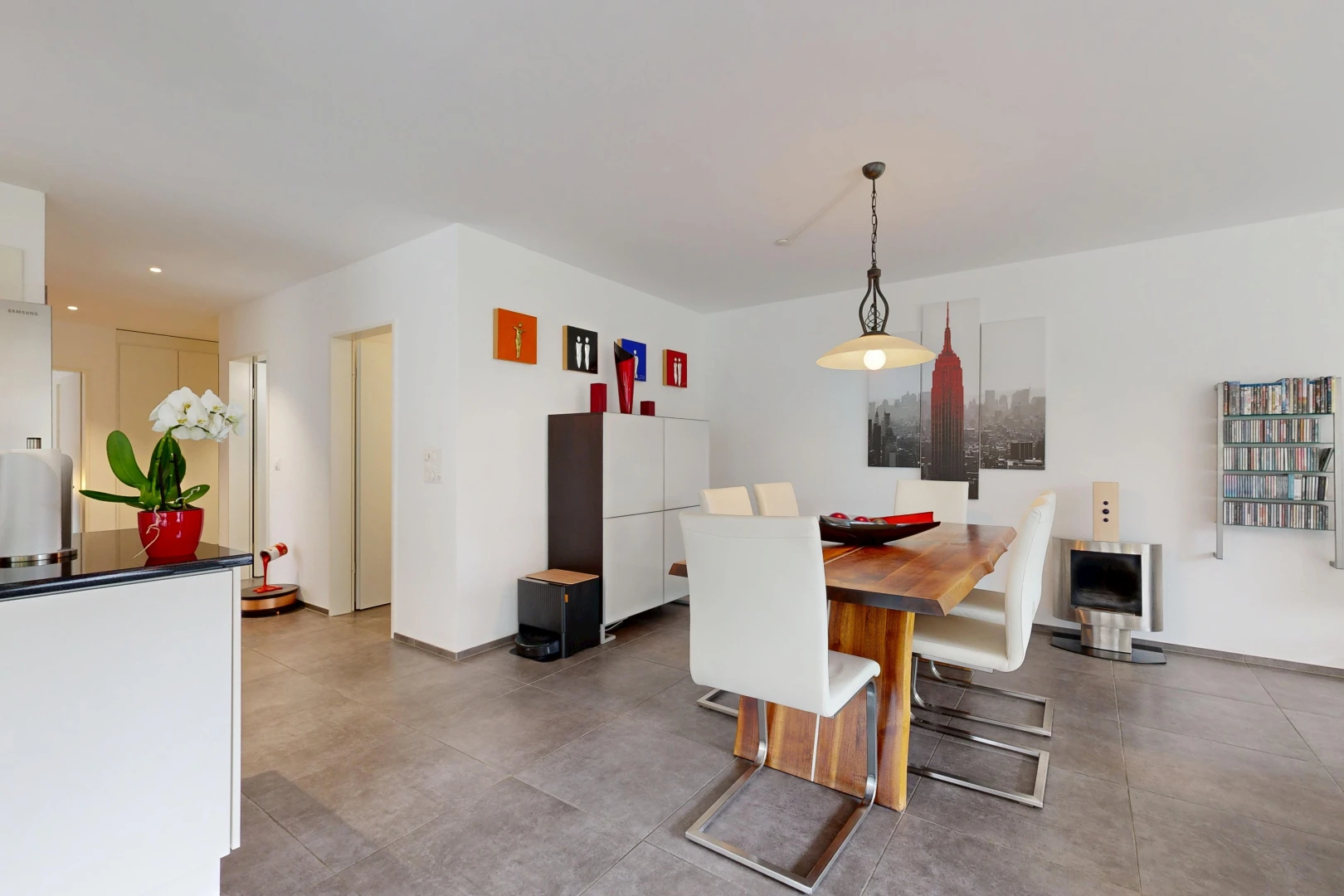 esszimmer mit gipskartonwand, drywall, pendelleuchte, einbauleuchten, und inside property