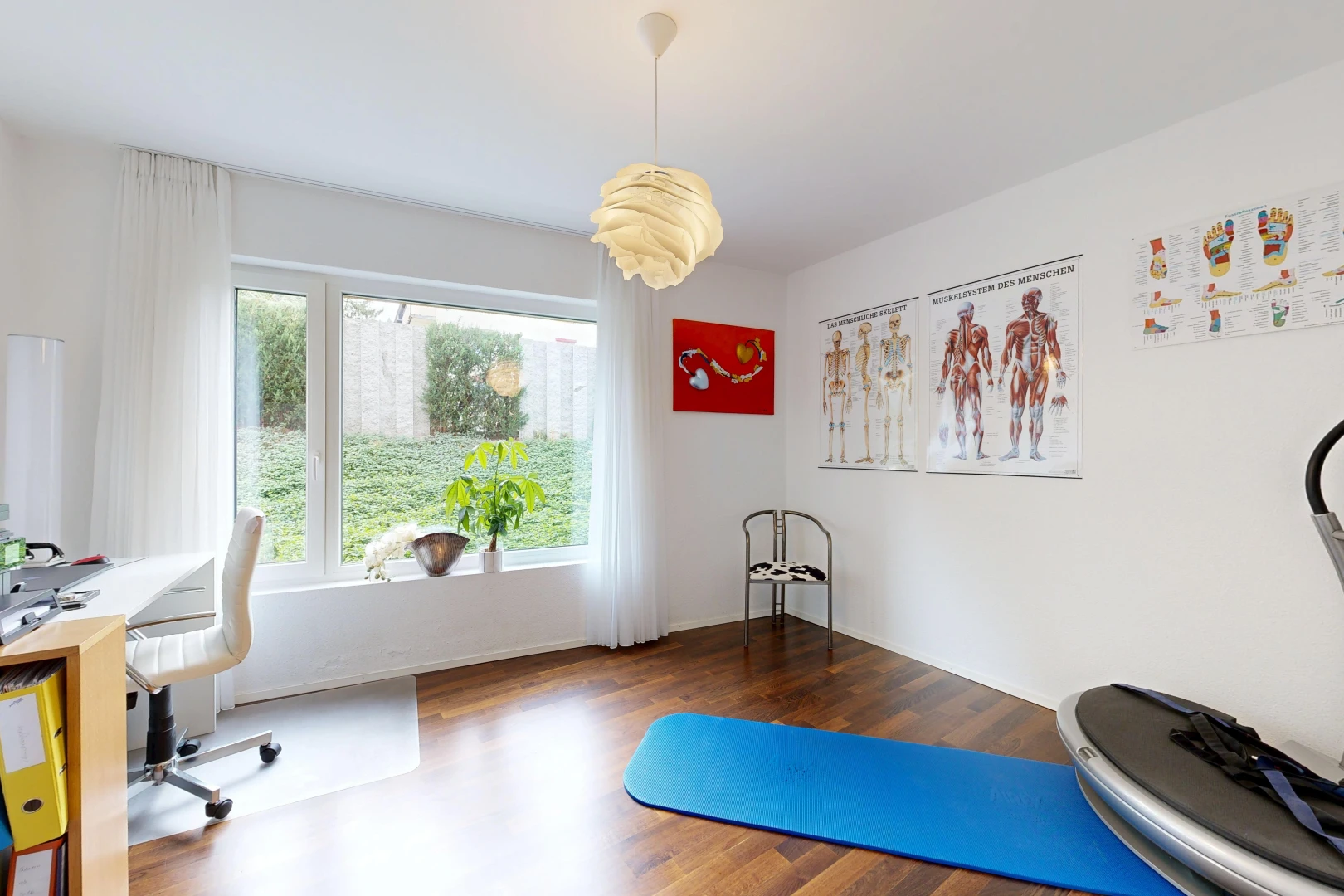 fitnessstudio mit gipskartonwand, drywall, holzfußboden, wood finish floor, und inside property
