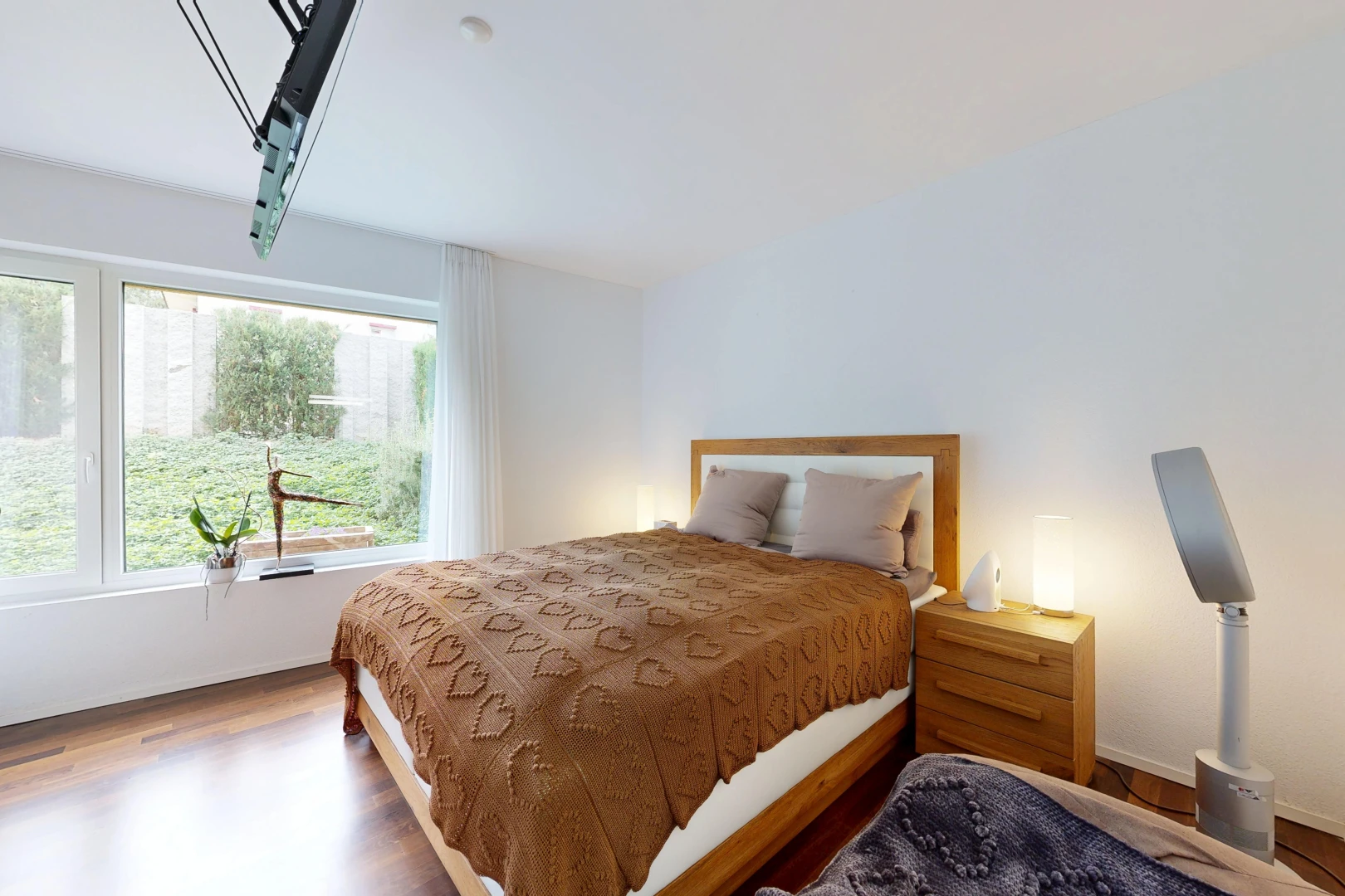 zimmer / schlafzimmer mit gipskartonwand, drywall, holzfußboden, wood finish floor, und inside property