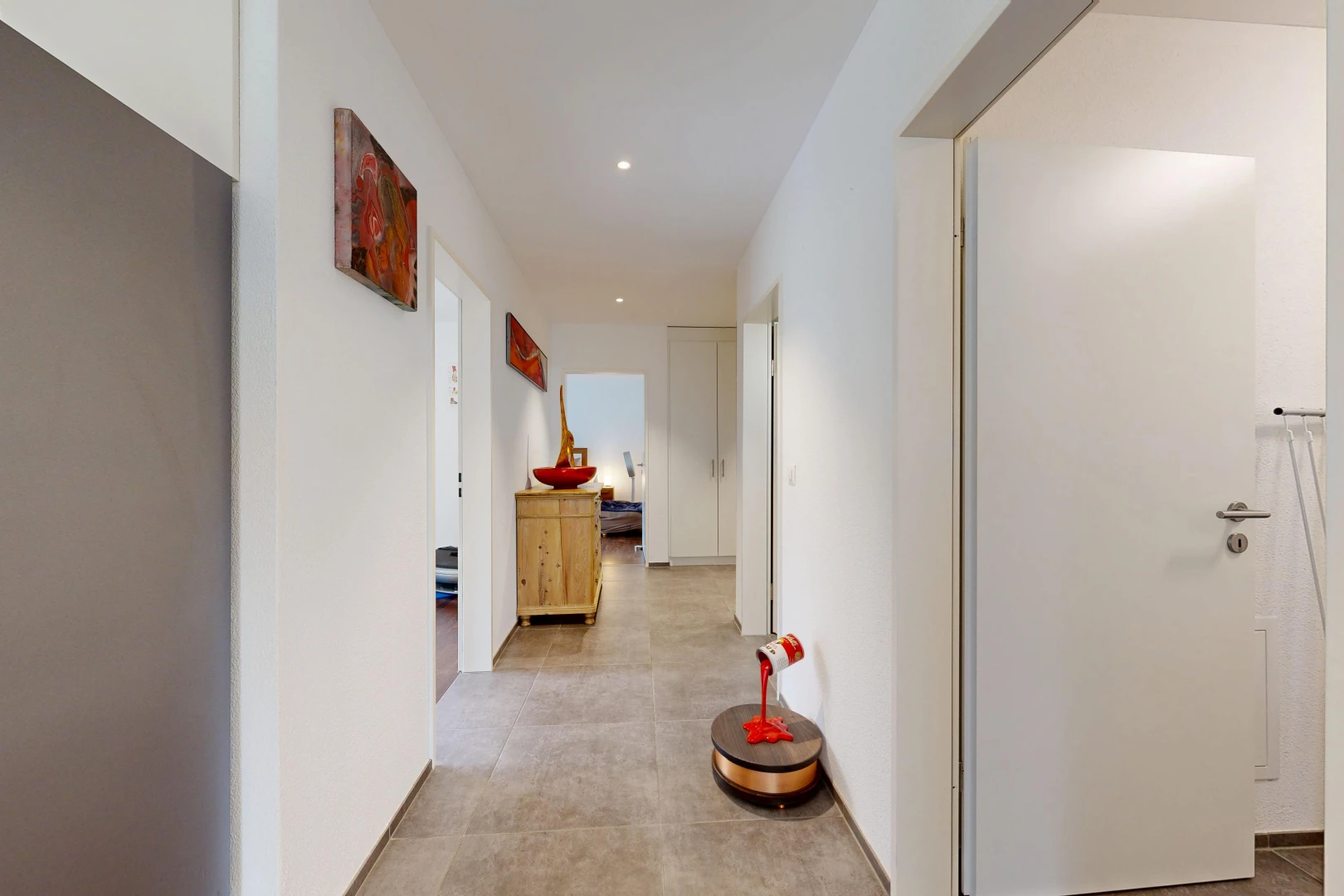 halle / korridor mit einbauleuchten, light floor, gipskartonwand, drywall, und inside property