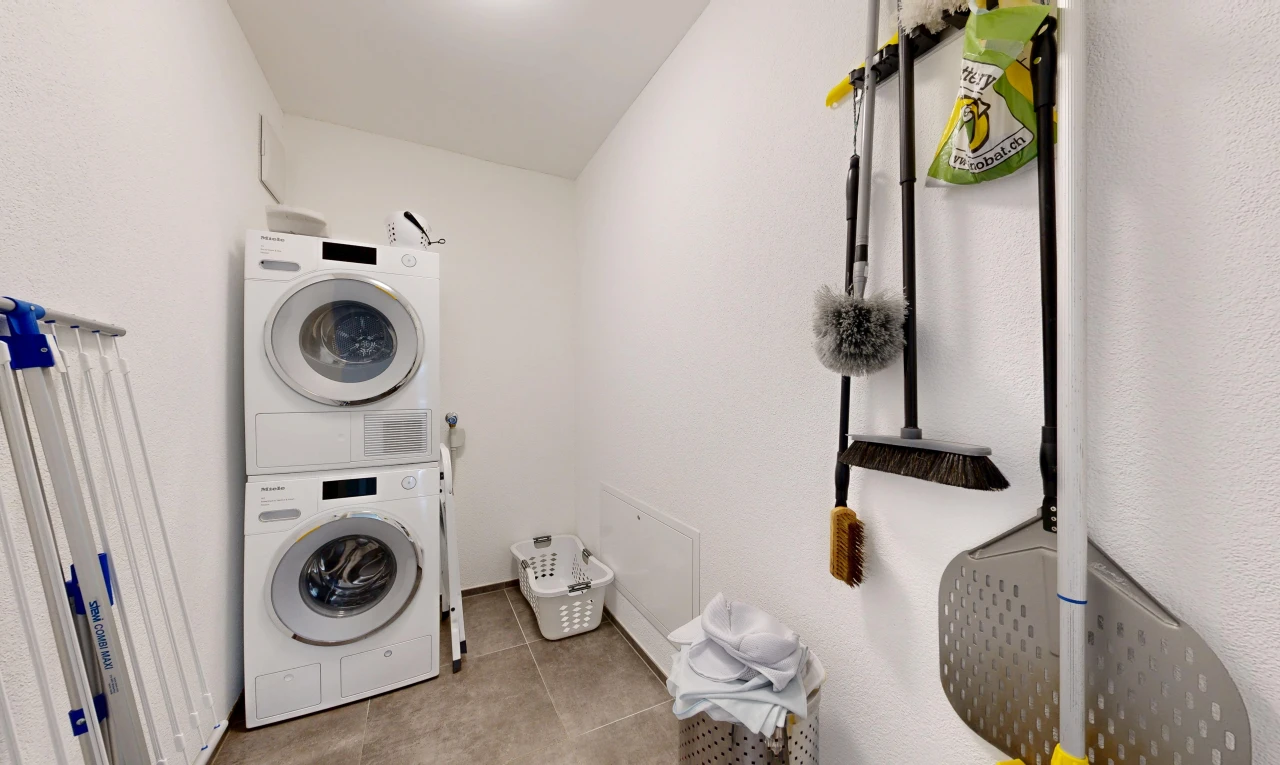 wäschekammer mit waschturm, inside property, wäscherei, light floor, und fliesenboden