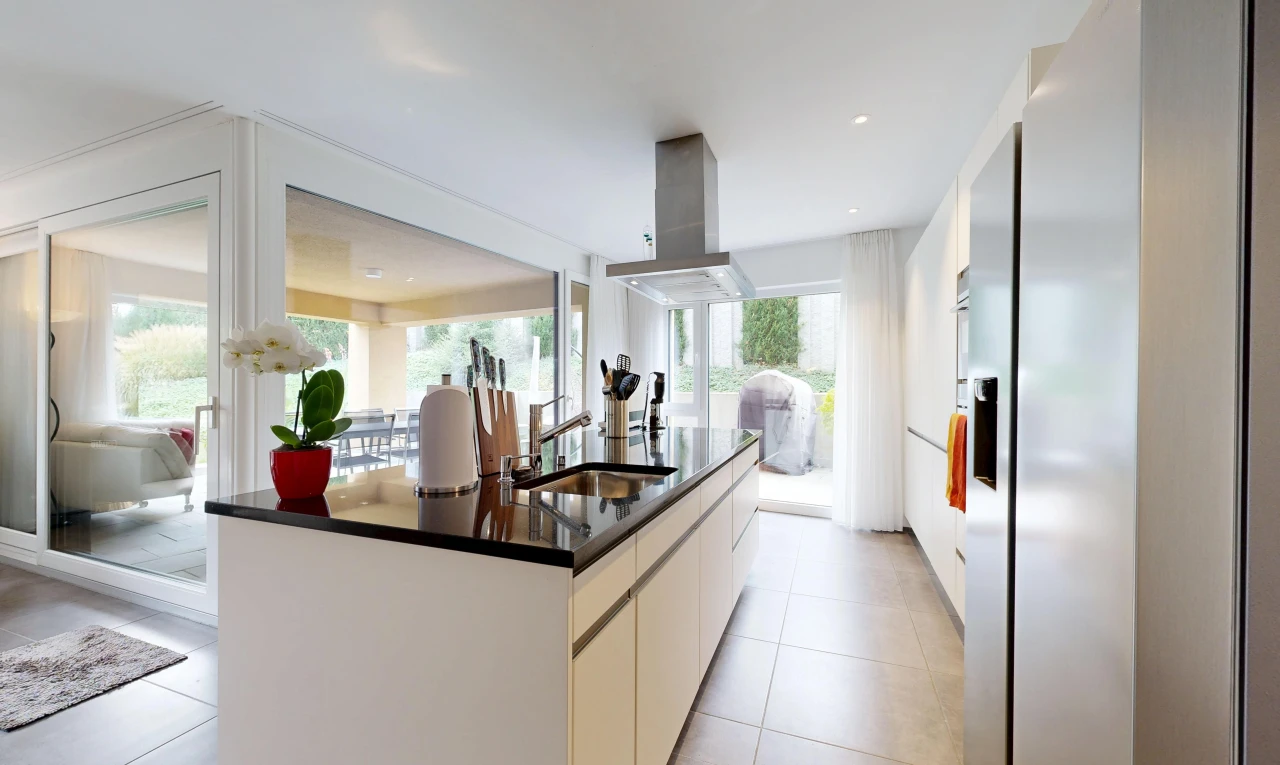 küche mit dark countertops, kühlschrank, dunstabzugshaube, außenzugang, und waschbecken