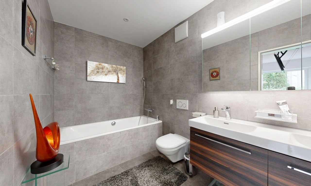 bad mit fliesenwand, tile wall, komplettes badezimmer, doppelwaschtisch, und inside property