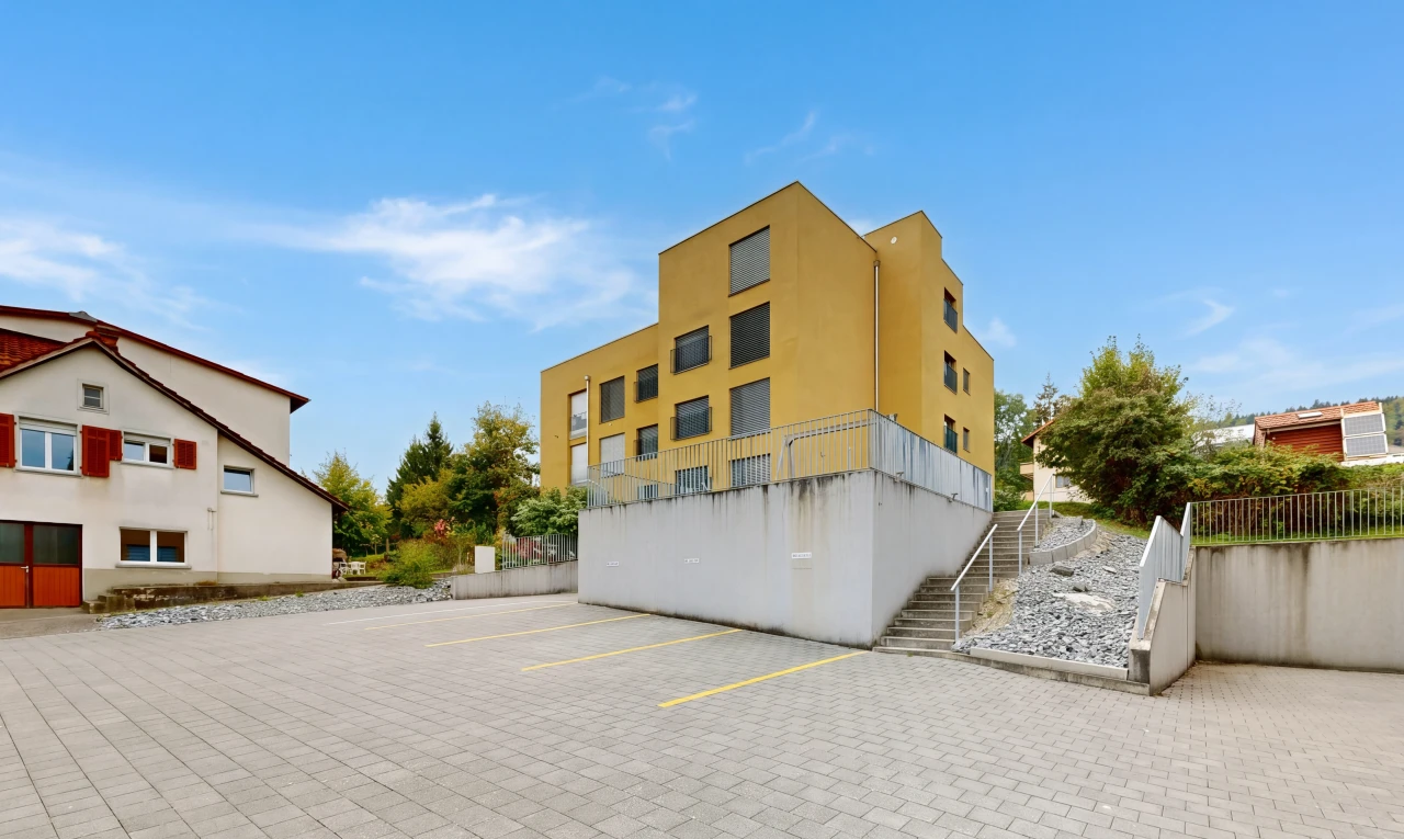außenansicht mit parkplatz, from community, und day time