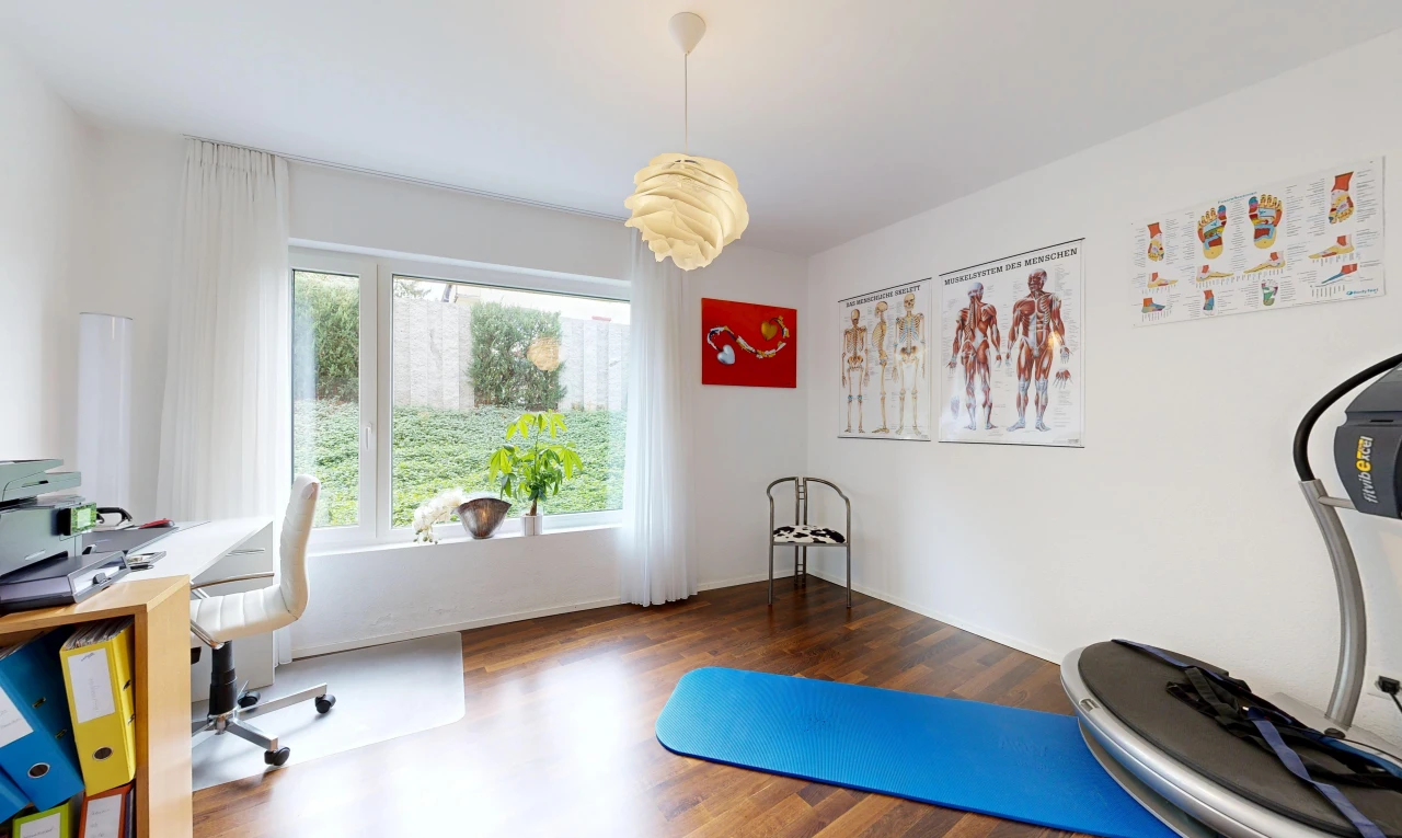 fitnessstudio mit gipskartonwand, drywall, holzfußboden, wood finish floor, und inside property