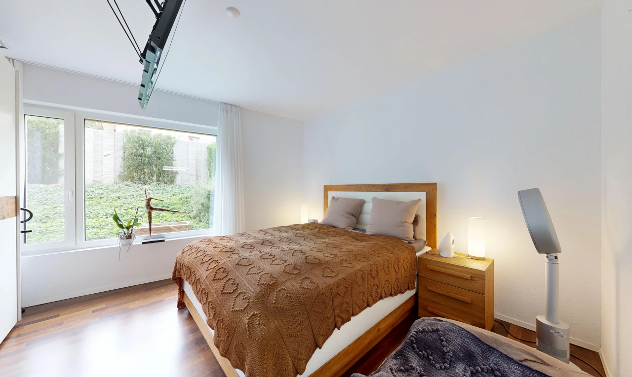 zimmer / schlafzimmer mit gipskartonwand, drywall, holzfußboden, wood finish floor, und inside property