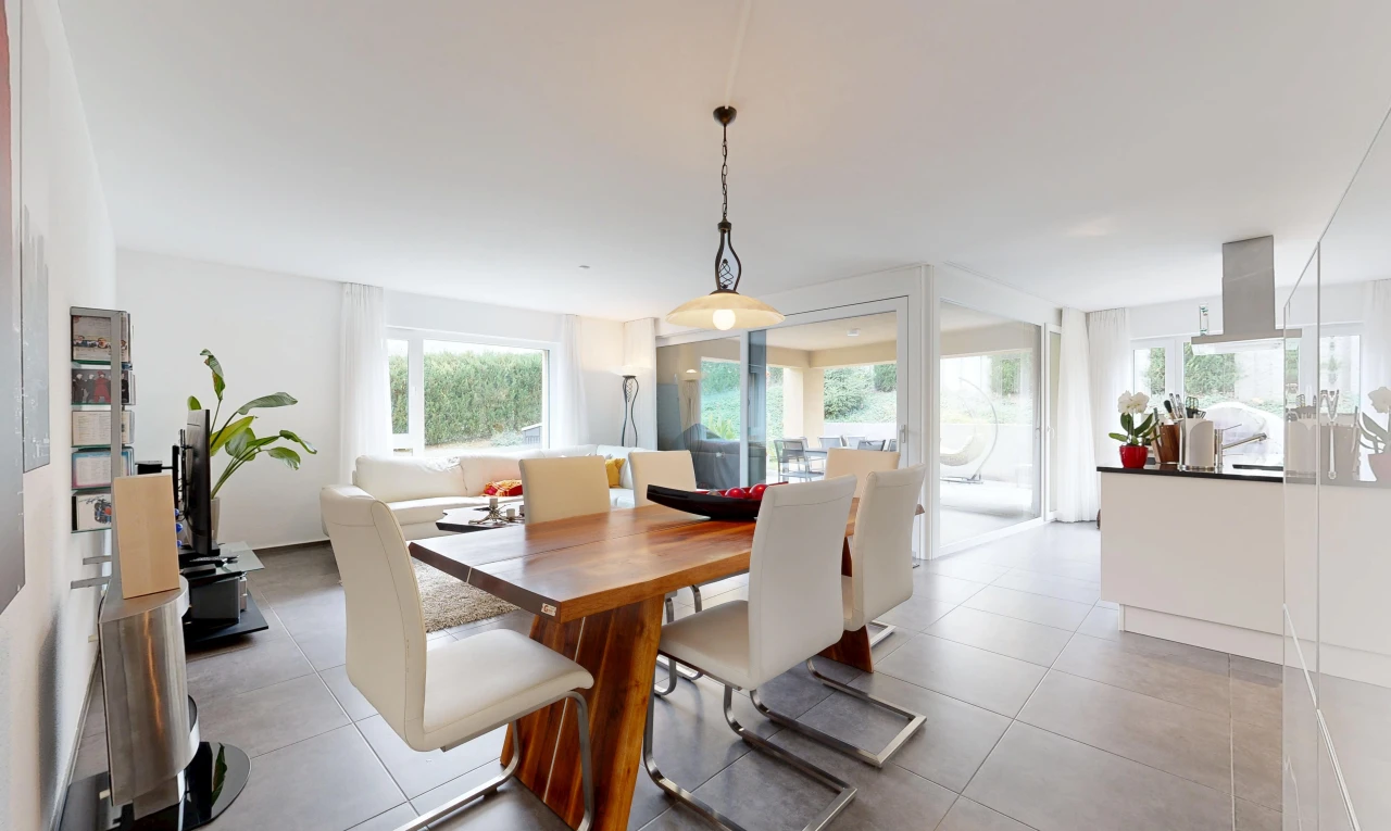 esszimmer mit pendelleuchte, gipskartonwand, drywall, außenzugang, und inside property