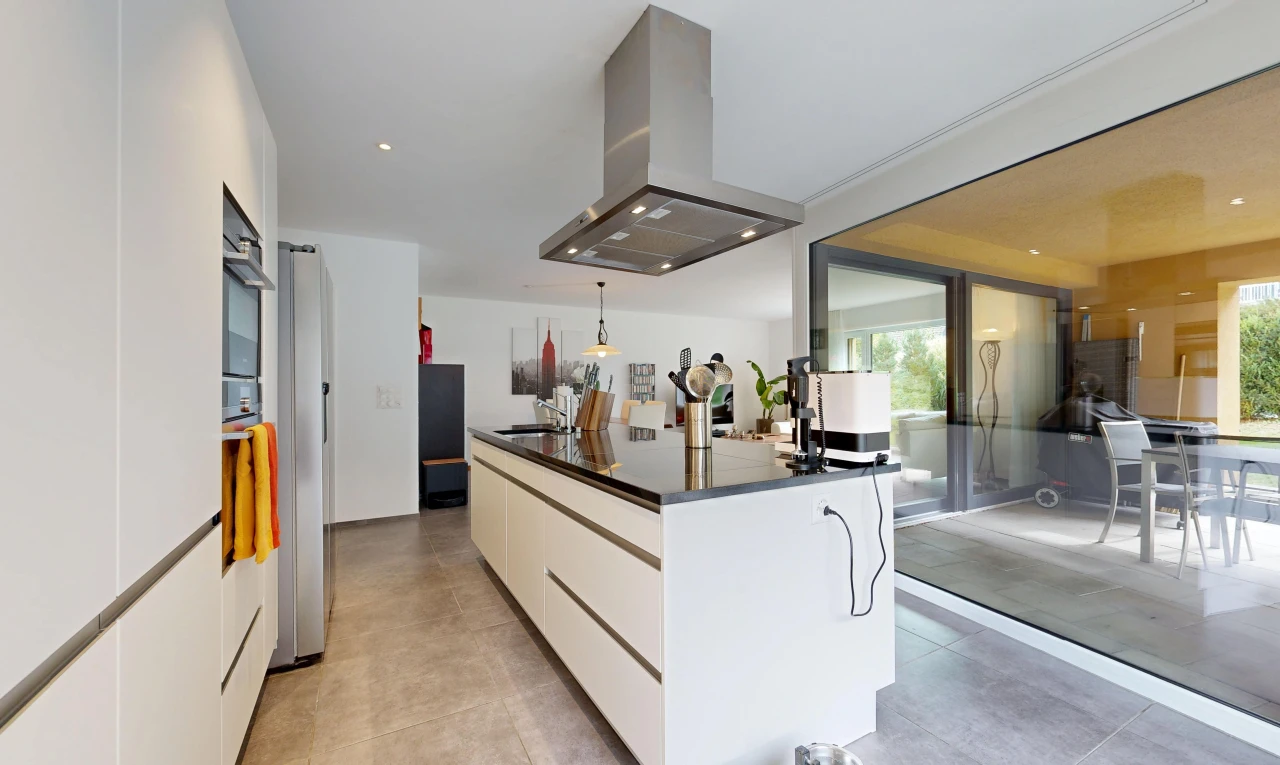 küche mit schränke mit flachen paneelen, flat panel cabinets, dunstabzugshaube, arbeitsplatten, und dark countertops