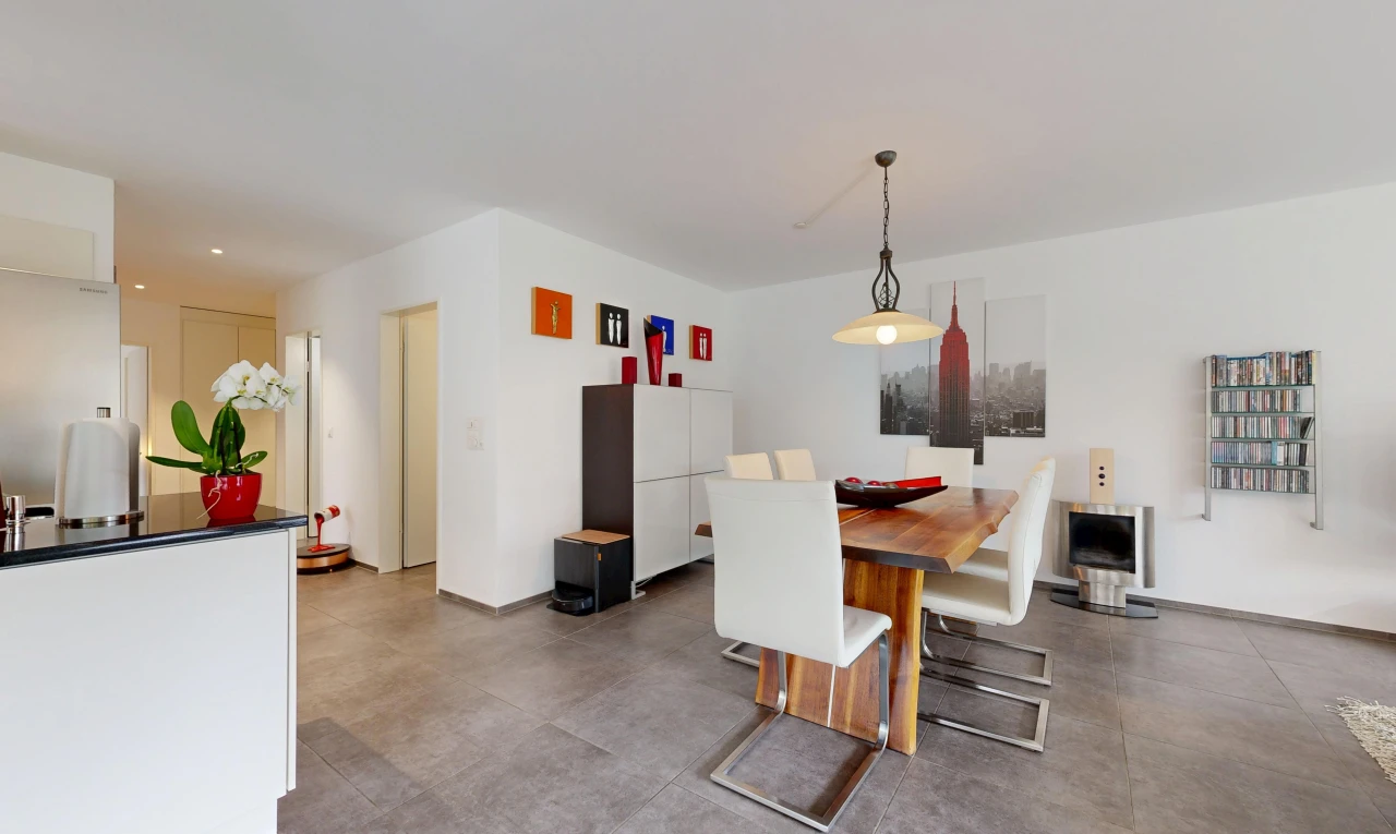 esszimmer mit gipskartonwand, drywall, pendelleuchte, einbauleuchten, und inside property