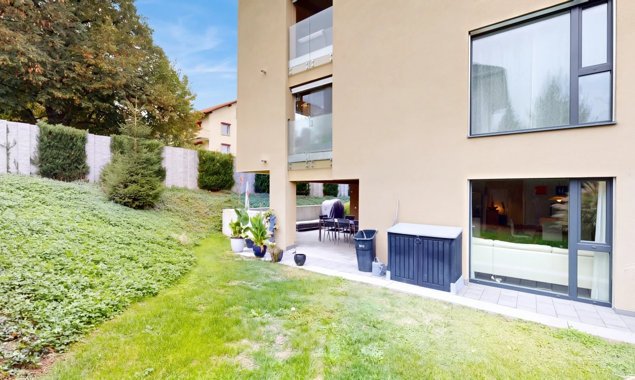 außenansicht mit stuckverkleidung, day time, rasen, und terrasse