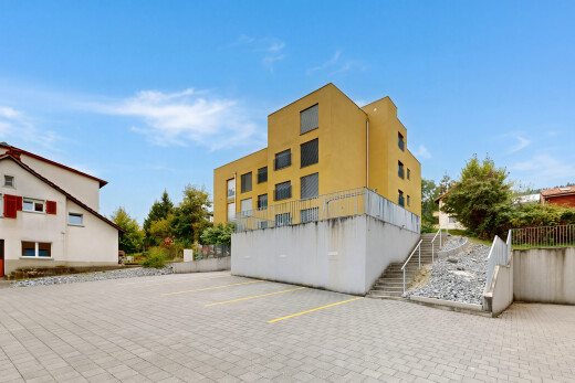 außenansicht mit parkplatz, from community, und day time