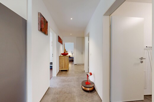 halle / korridor mit einbauleuchten, light floor, gipskartonwand, drywall, und inside property