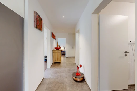 halle / korridor mit einbauleuchten, light floor, gipskartonwand, drywall, und inside property