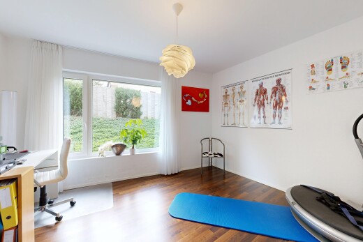 fitnessstudio mit gipskartonwand, drywall, holzfußboden, wood finish floor, und inside property