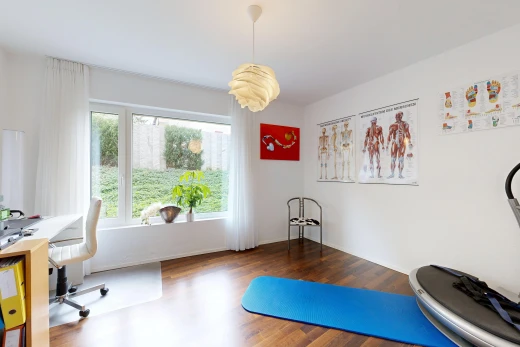 fitnessstudio mit gipskartonwand, drywall, holzfußboden, wood finish floor, und inside property