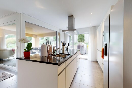 küche mit dark countertops, kühlschrank, dunstabzugshaube, außenzugang, und waschbecken