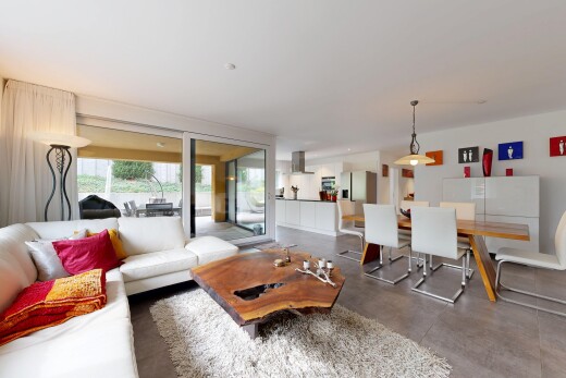 wohn- / esszimmer mit pendelleuchte, außenzugang, inside property, betonboden, und concrete floor